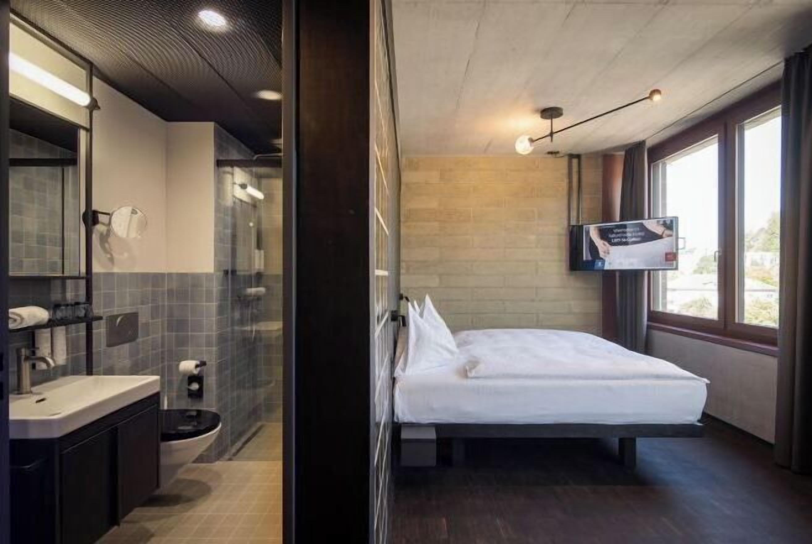 Minibar, in-room safe, desk, laptop workspace