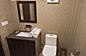 Deluxe Double Room | Bathroom