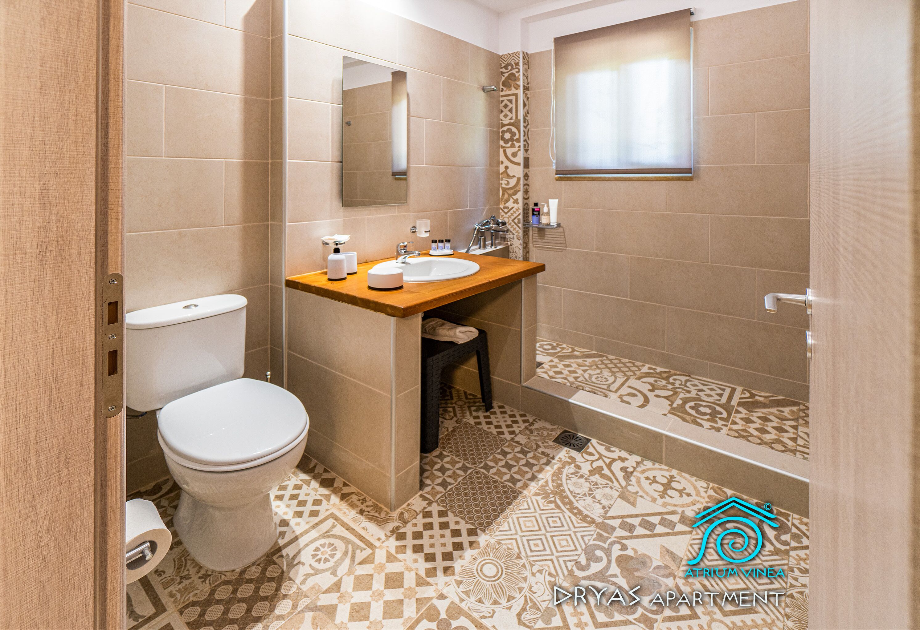 Een badkamer met toilet, wastafel en douche.