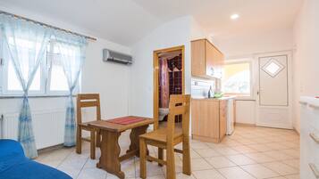 Apartemen Ekonomi (A2) | Dapur pribadi | Kursi makan untuk bayi dan meja makan