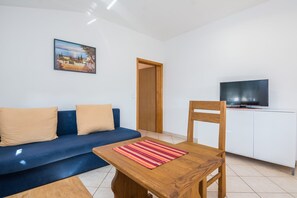 Family Apartment (A1) | Living area | 100-cm flat-screen TV with satellite channels, TV - Apartments Hrskanovic (Vir)