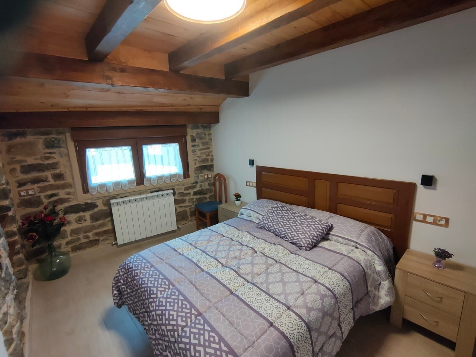 2 slaapkamers, een strijkplank/strijkijzer, reisbedje, gratis wifi