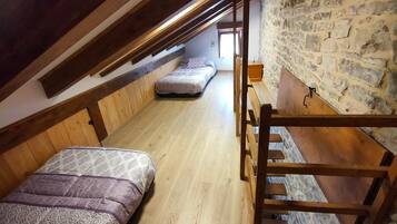 2 slaapkamers, een strijkplank/strijkijzer, reisbedje, gratis wifi