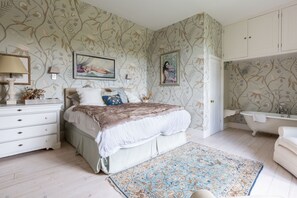 6 bedrooms, desk, iron/ironing board, travel cot