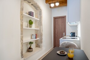 Chambre Double ou avec lits jumeaux | Cuisine privée | Mini réfrigérateur, plaque de cuisson, cafetière/bouilloire