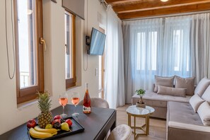 Superior Suite | Living area | Flat-screen TV - Casa Del Balsamo (Rethymno)