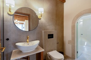 Suíte superior | Banheiro | Chuveiro, chuveiro com efeito de chuva, produtos de toalete grátis 