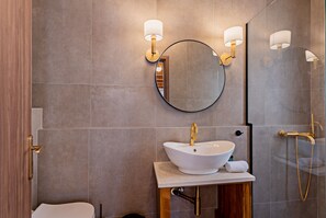 Luxury Double Room | Bathroom | Shower, rainfall showerhead, free toiletries, hair dryer - Casa Del Balsamo (Rethymno)