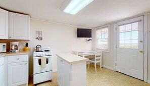 Réfrigérateur, un four, surface de cuisson, lave-vaisselle