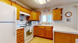 Réfrigérateur, four à micro-ondes, un four, surface de cuisson