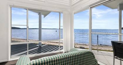 Waterfront Wonderland, 41 Foreshore Drive