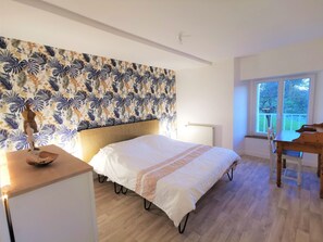 2 chambres, bureau, fer et planche à repasser, lit parapluie