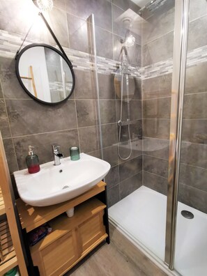 Een douche, een haardroger, toiletpapier