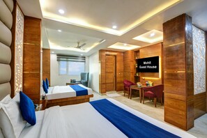 Family Room | Room service - dining - Hotel Mohit Guest House (New Delhi)