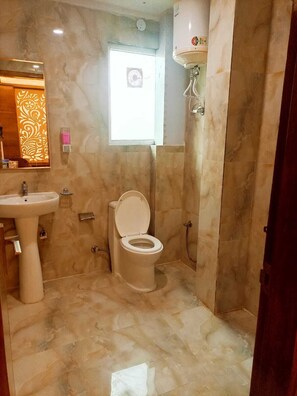 Familienzimmer | Badezimmer | Dusche, Seife, Shampoo, Toilettenpapier