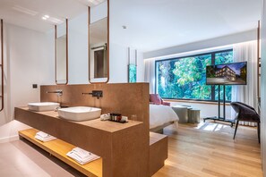 Deluxe Double Room Garden View | Ropa de cama de alta calidad, camas con pillow-top y minibar 