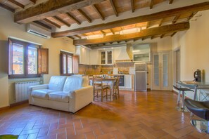 Smart TV, books - Apartment on the Hall, full Historical Center Pistoia (Pistoia)
