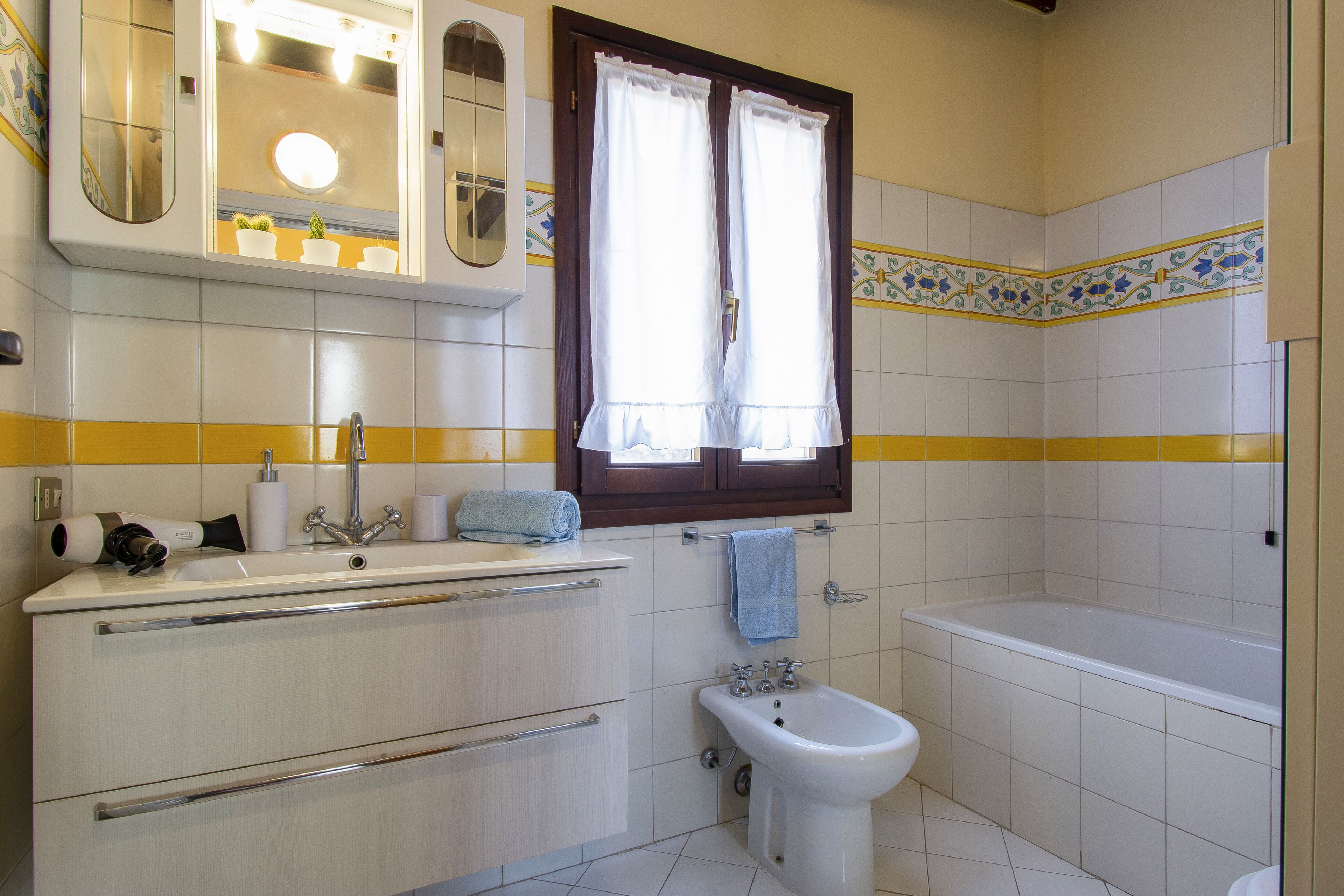 Duschwanne, Haartrockner, Bidet, Handtücher