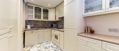 Deluxe Apartment | Private kitchen | Full-size fridge, microwave, oven, dishwasher