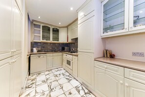 Appartement Deluxe | Cuisine privée | Grand réfrigérateur, micro-ondes, four, lave-vaisselle