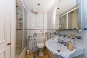 Deluxe Apartment | Bathroom