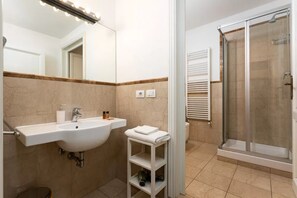Dusche, Haartrockner, Bidet, Handtücher