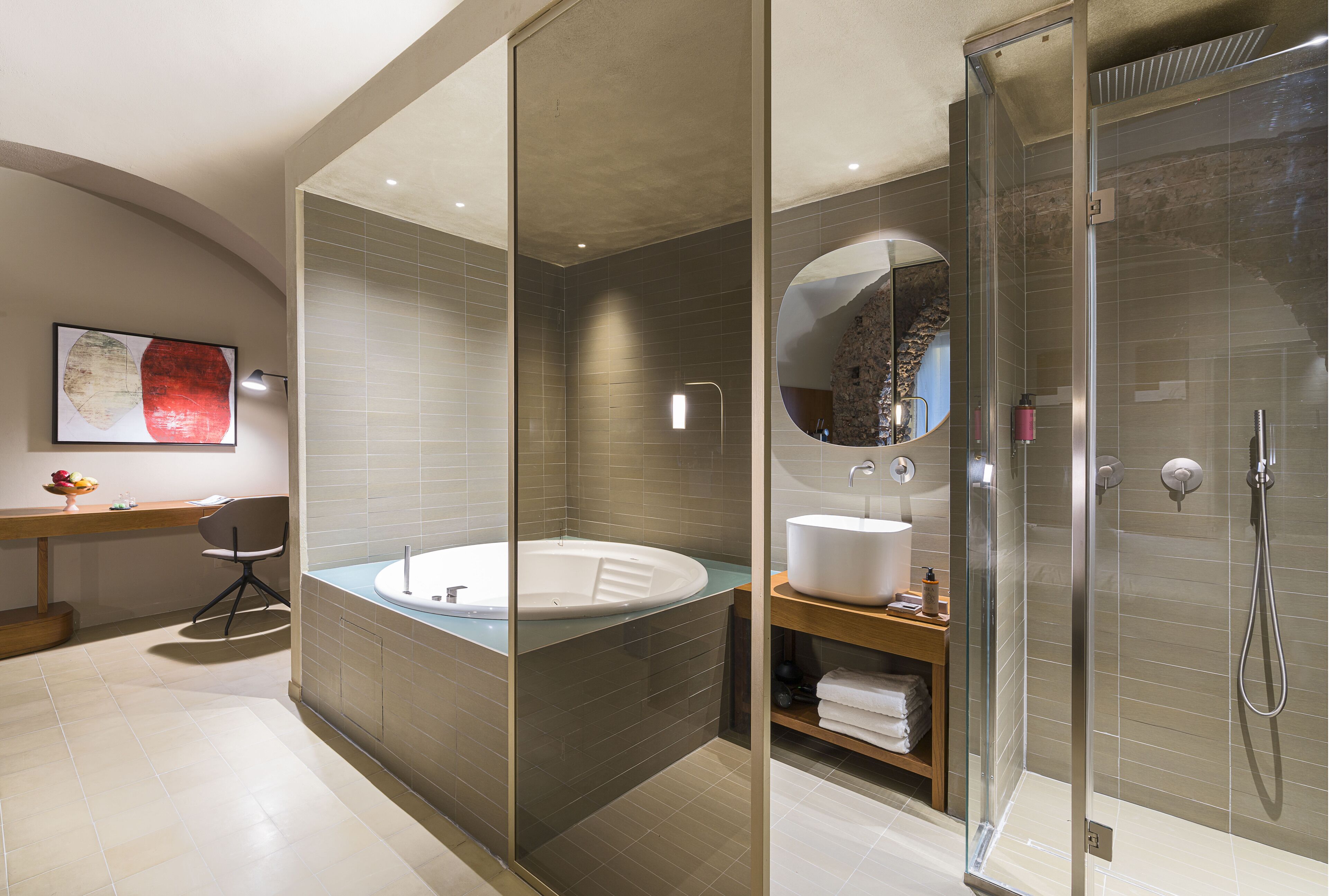 Whirlpool, Regendusche, kostenlose Toilettenartikel, Haartrockner