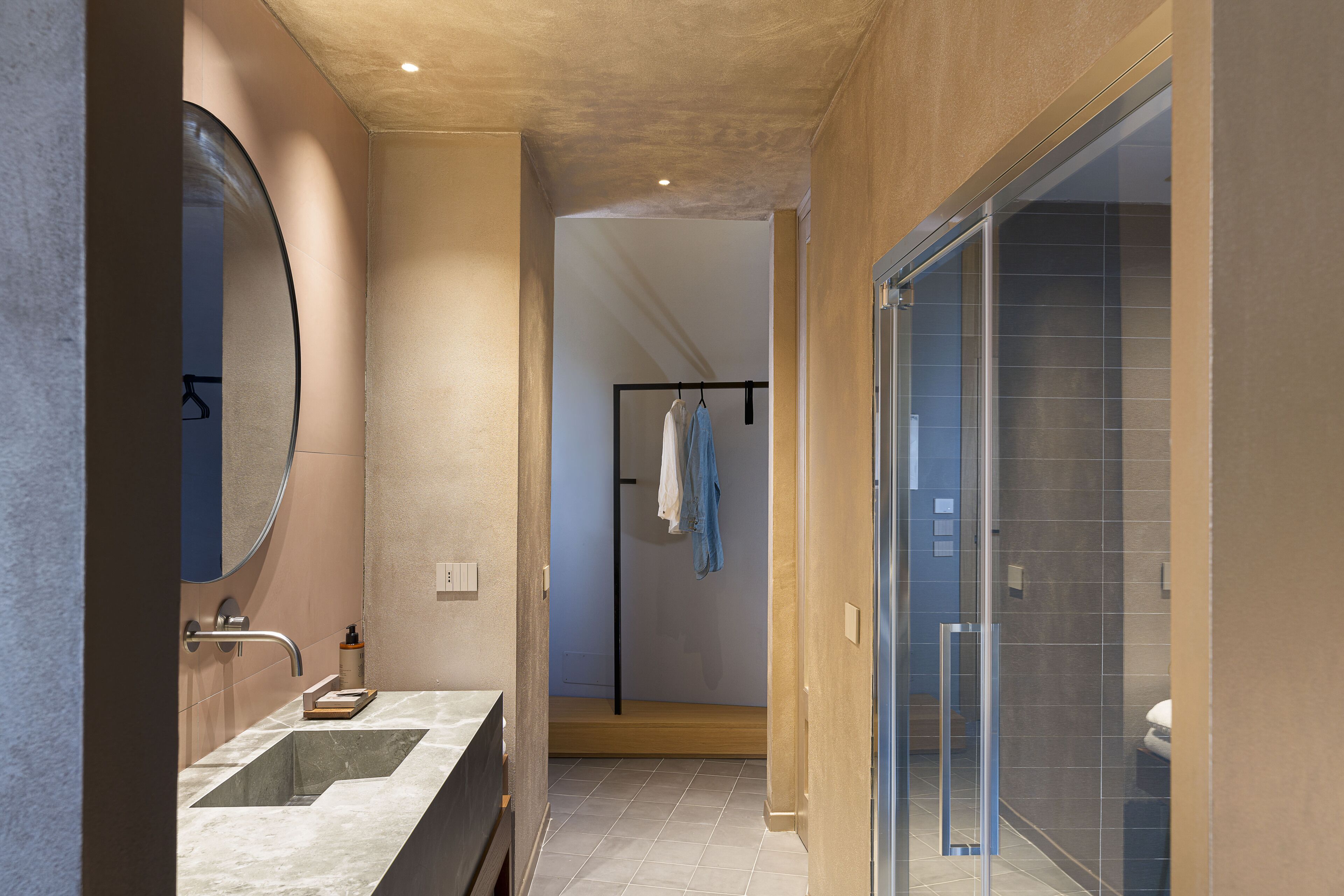 Un baño moderno con un espejo grande, lavamanos dobles y cabina de ducha de vidrio.