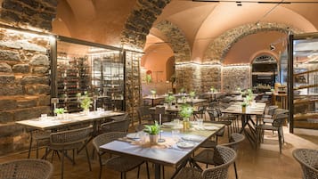 Lunch, dinner served; Italian cuisine, garden views