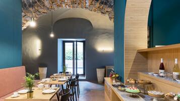 Tägliches Frühstücksbuffet gegen Gebühr