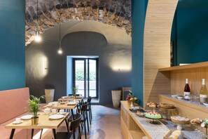 Frukostbuffé varje dag (EUR 25 per person)