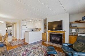 Televisión y chimenea 