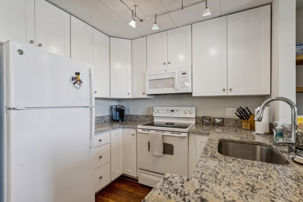 Refrigerador, microondas, parrilla de estufa y lavavajillas 