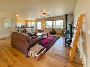 Smart TV, fireplace, DVD player