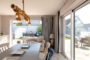 Dining - Out of the Blue: Spacious pet-friendly holiday home in Rhosneigr (Rhosneigr)