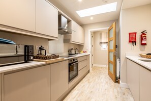 Micro-ondes, four, lave-vaisselle, chaise haute