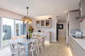 Dining - Out of the Blue: Spacious pet-friendly holiday home in Rhosneigr (Rhosneigr)