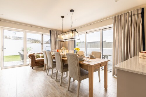 Out of the Blue: Spacious pet-friendly holiday home in Rhosneigr