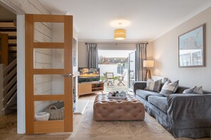 Smart TV, fireplace, DVD player - Out of the Blue: Spacious pet-friendly holiday home in Rhosneigr (Rhosneigr)