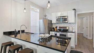 Frigorífico, microondas, horno y placa de cocina