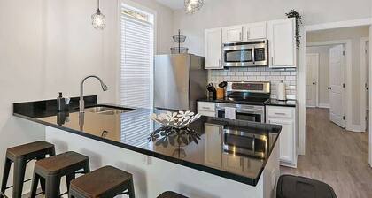 *Historic bungalow*- Wifi, Yard, Cozy