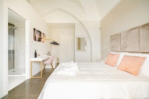 Deluxe Room | Minibar, desk, laptop workspace, soundproofing