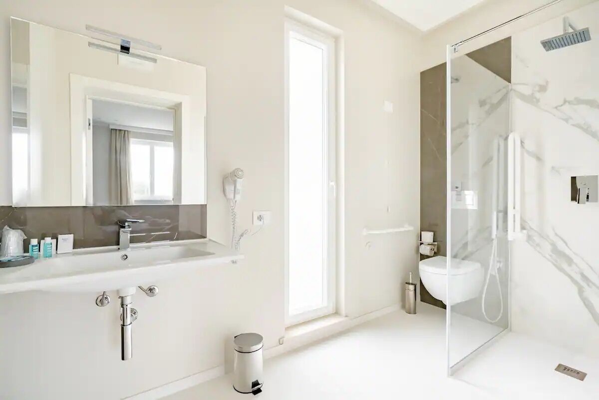 Deluxe Room | Bathroom | Shower, rainfall showerhead, free toiletries, hair dryer