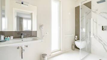 Deluxe-Zimmer | Badezimmer | Dusche, Regendusche, kostenlose Toilettenartikel, Haartrockner