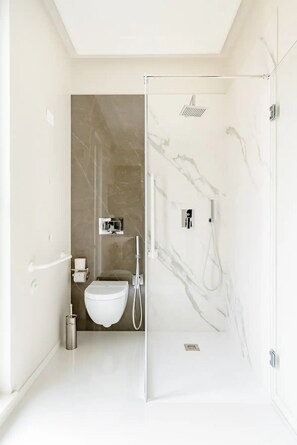 Deluxe Room | Bathroom | Shower, rainfall showerhead, free toiletries, hair dryer - SHoruq (Marsala)