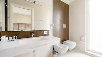 Habitación cuádruple de lujo | Baño | Ducha y cabezal de ducha tipo lluvia