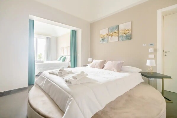 Luxury Quadruple Room | Minibar, desk, laptop workspace, soundproofing - SHoruq (Marsala)