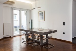 ラグジュアリー アパートメント | 客室内のダイニングエリア