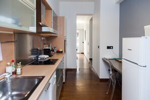 Apartamento de lujo | Cocina privada | Frigorífico grande, microondas, horno y placa de cocina