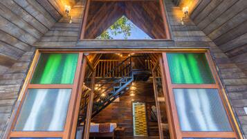 Een bureau, beddengoed